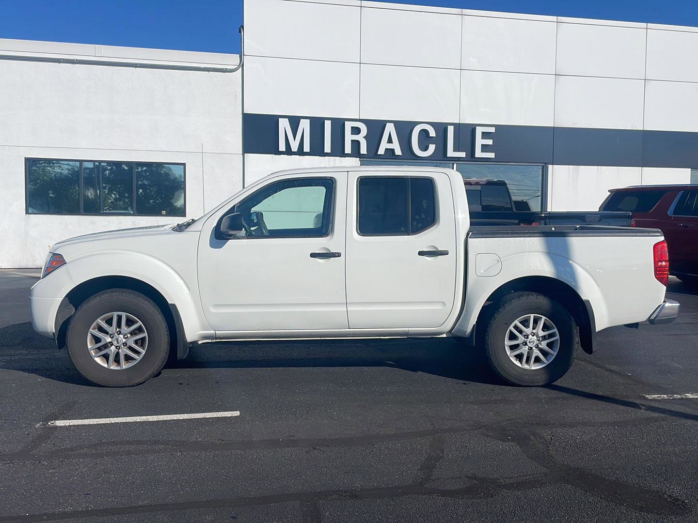 Used 2019 Nissan Frontier SV image 2