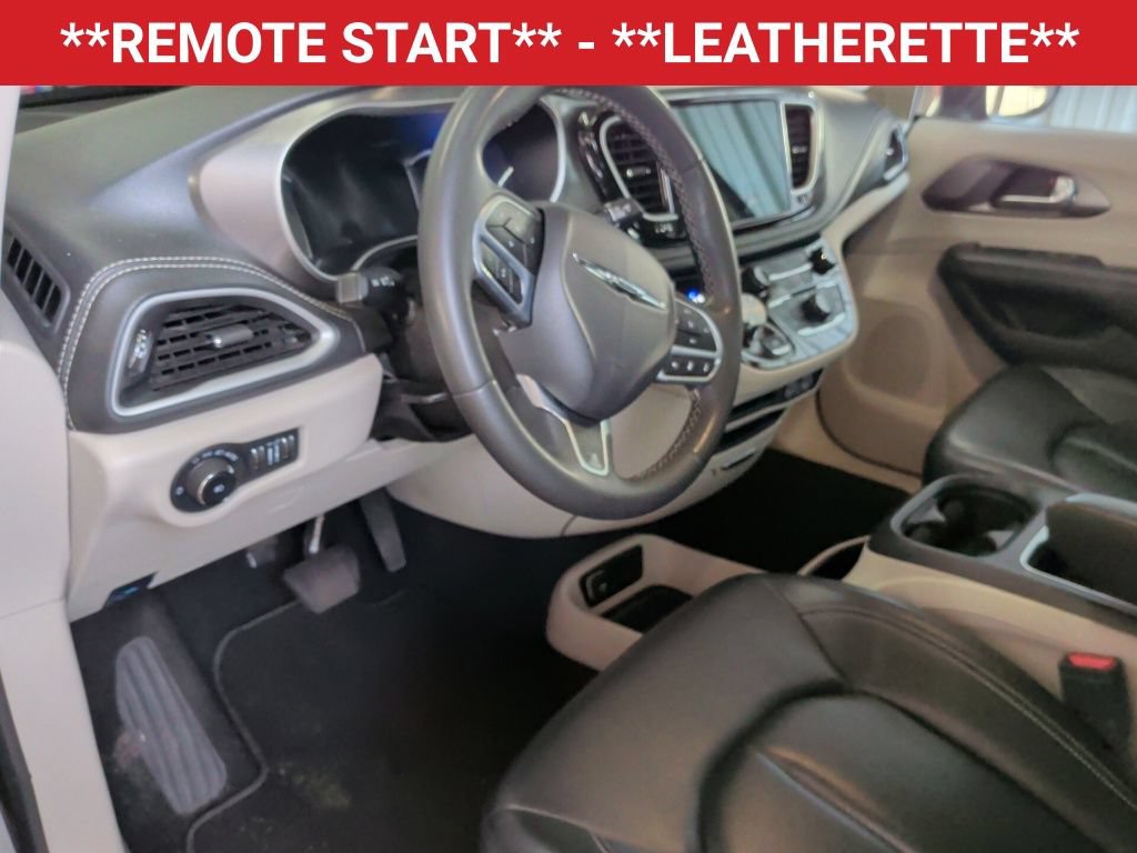 Used 2023 Chrysler Pacifica Touring-L FWD image 2