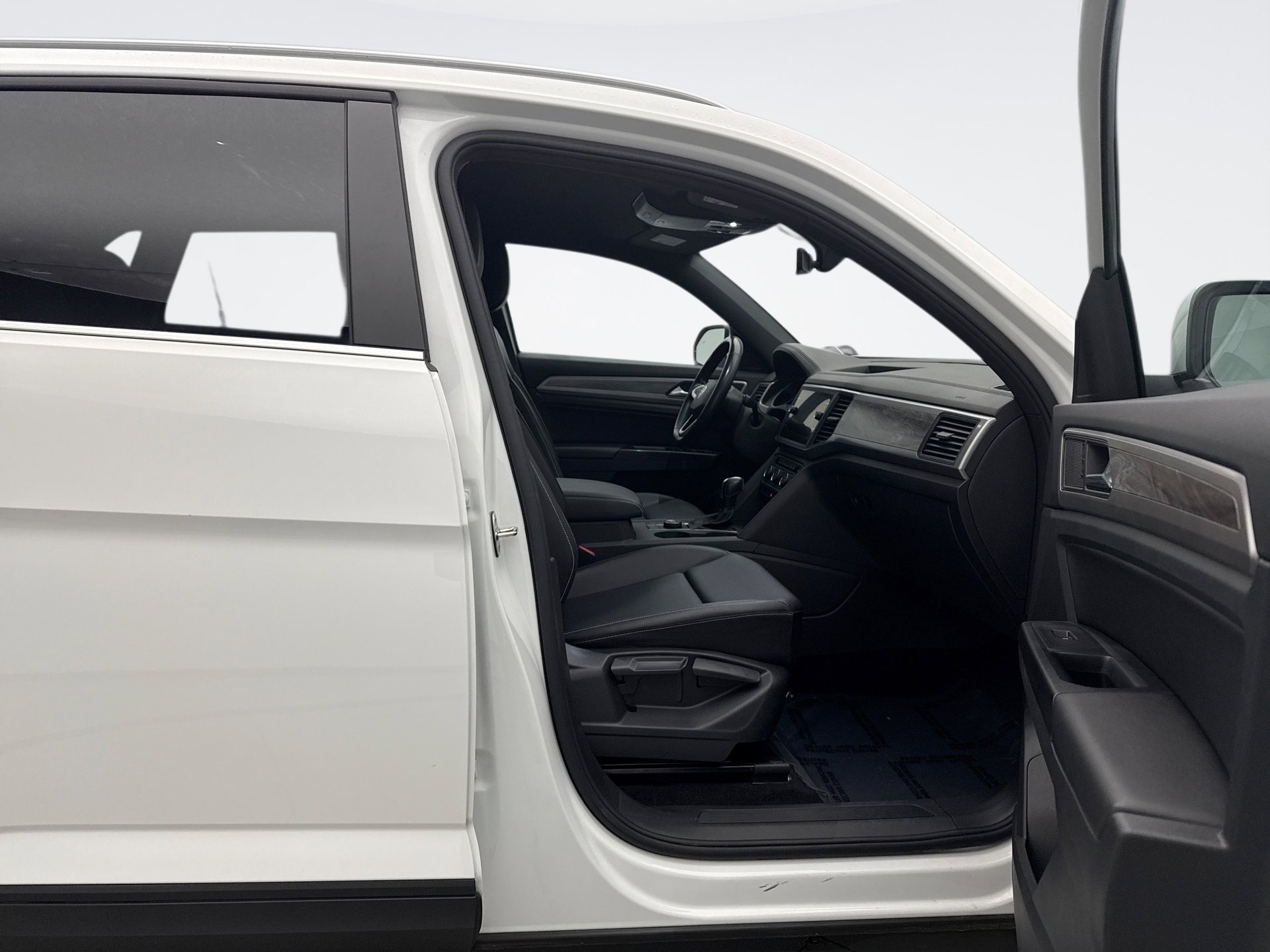 Used 2020 Volkswagen Atlas Cross Sport SE w/ Towing Package image 17