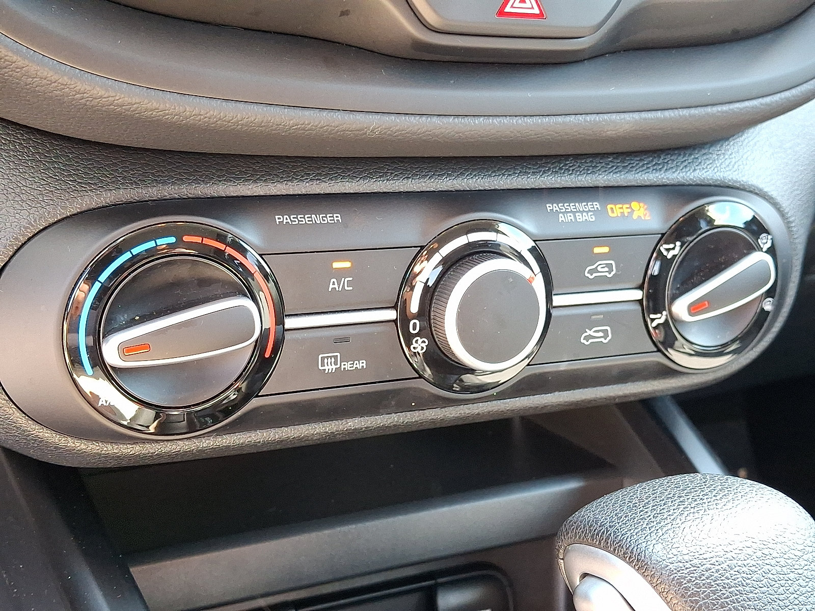 Certified 2025 Kia Soul LX w/ LX Technology Package FWD image 15