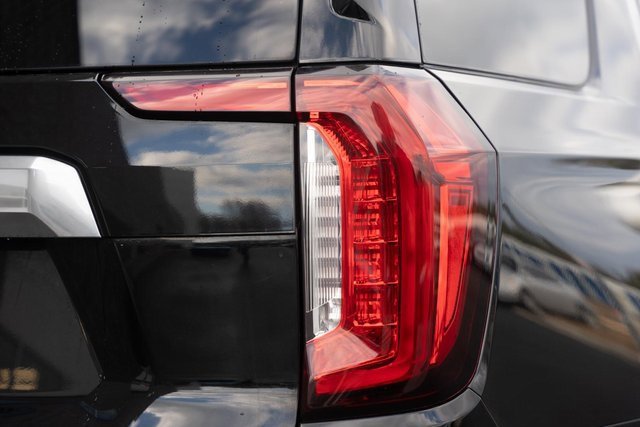 Used 2021 GMC Yukon Denali w/ Denali Premium Package image 8