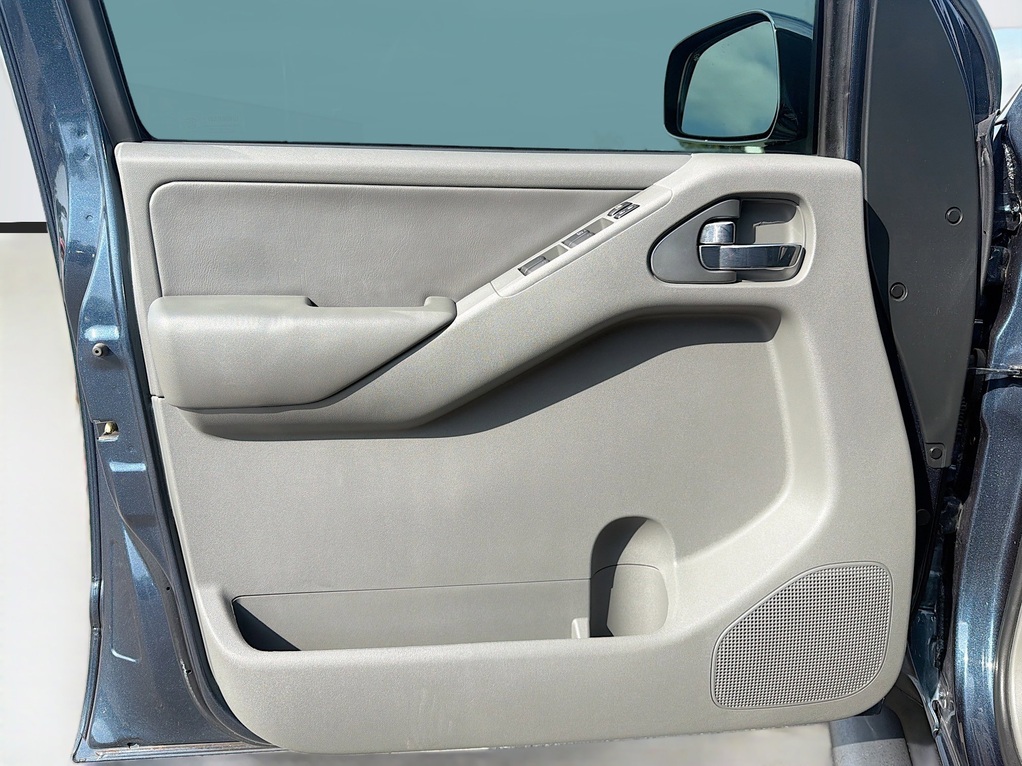 Used 2013 Nissan Frontier SL w/ Moonroof Pkg image 21