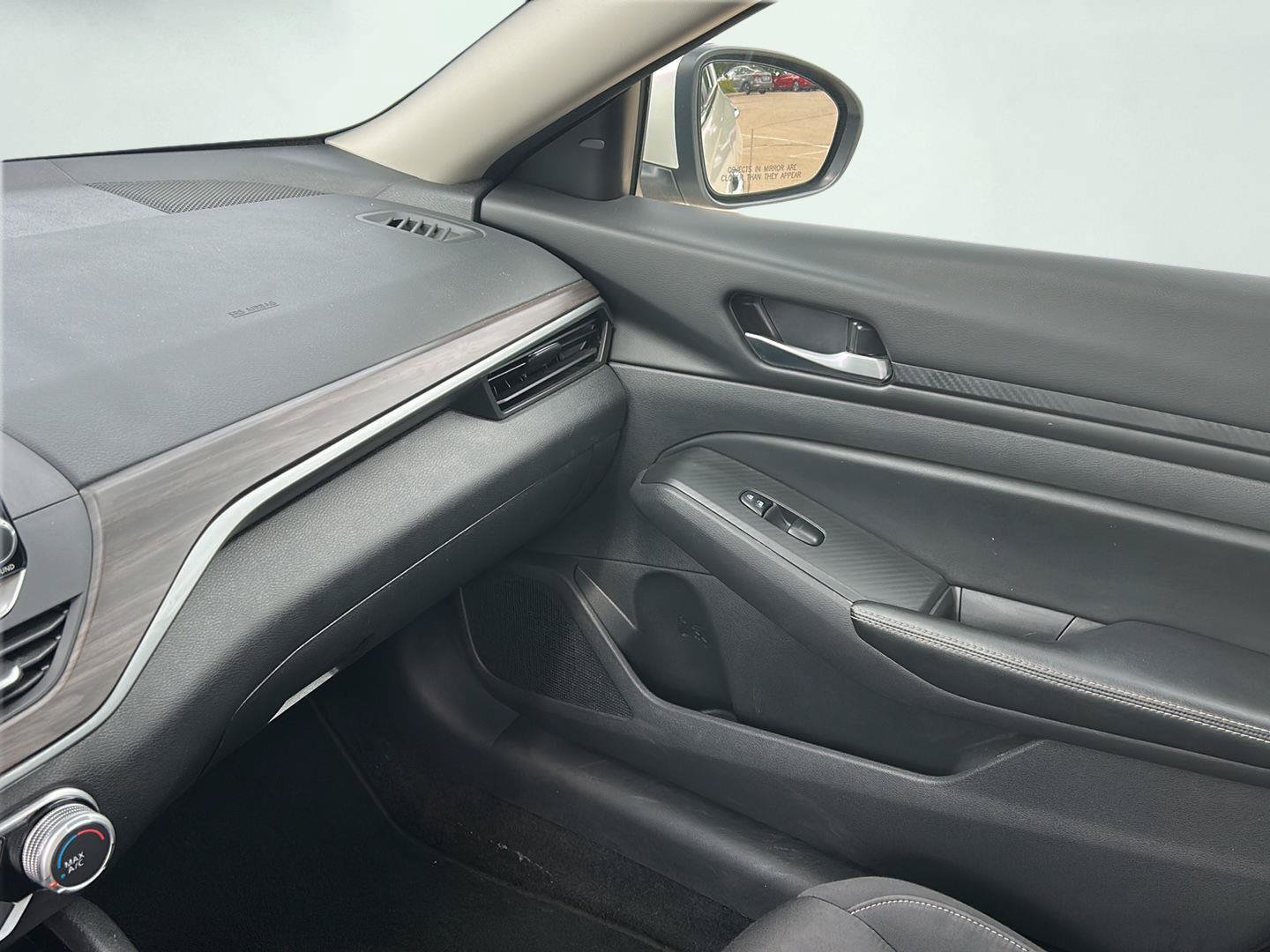 Used 2024 Nissan Altima 2.5 SV FWD image 15