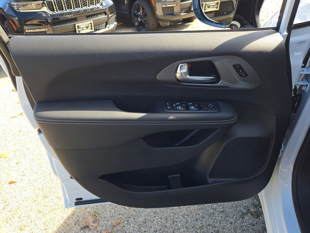 New 2026 Chrysler Pacifica Select image 18