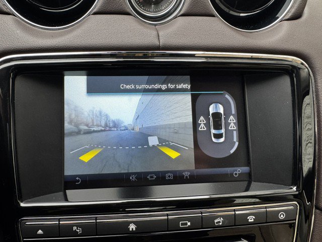 Used 2016 Jaguar XJ R-Sport RWD image 37