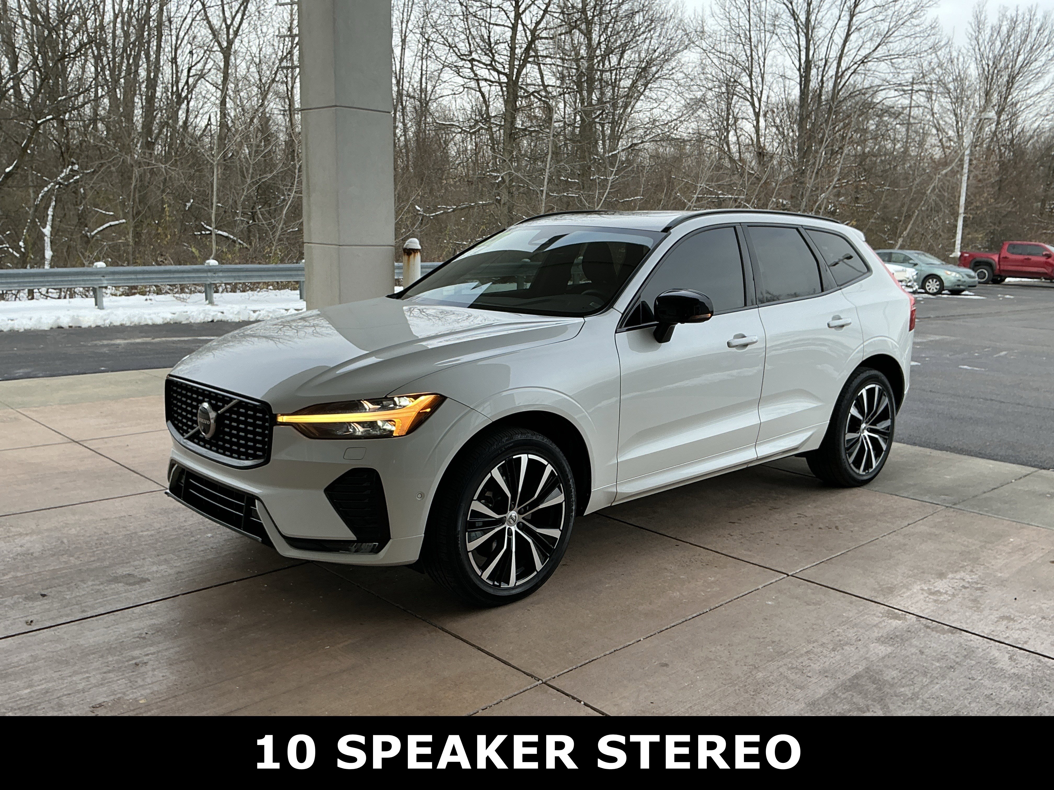 Used 2023 Volvo XC60 B5 Plus image 3