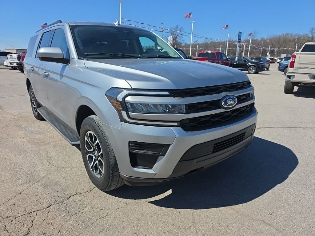 Used 2023 Ford Expedition Max XLT image 3