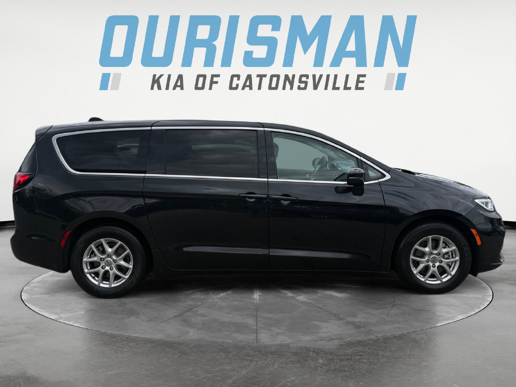 Used 2023 Chrysler Pacifica Touring-L FWD image 7
