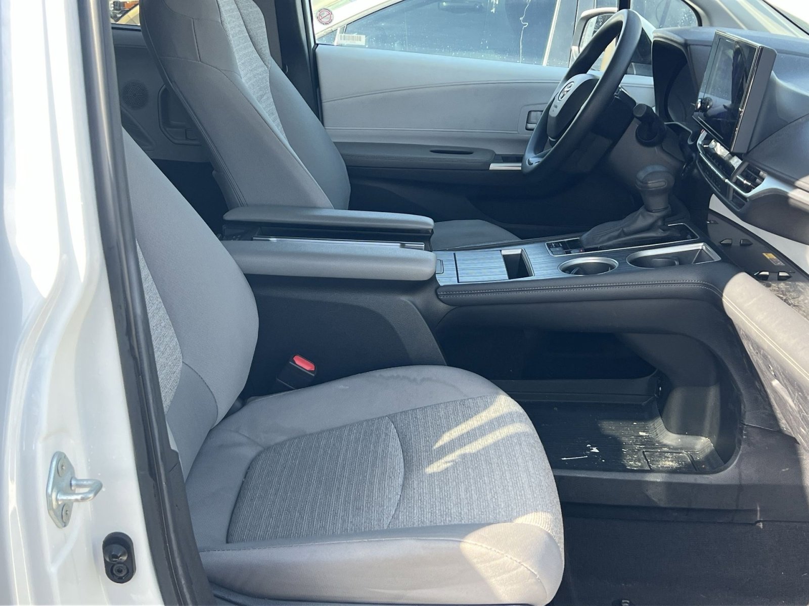 Used 2025 Toyota Sienna LE image 26