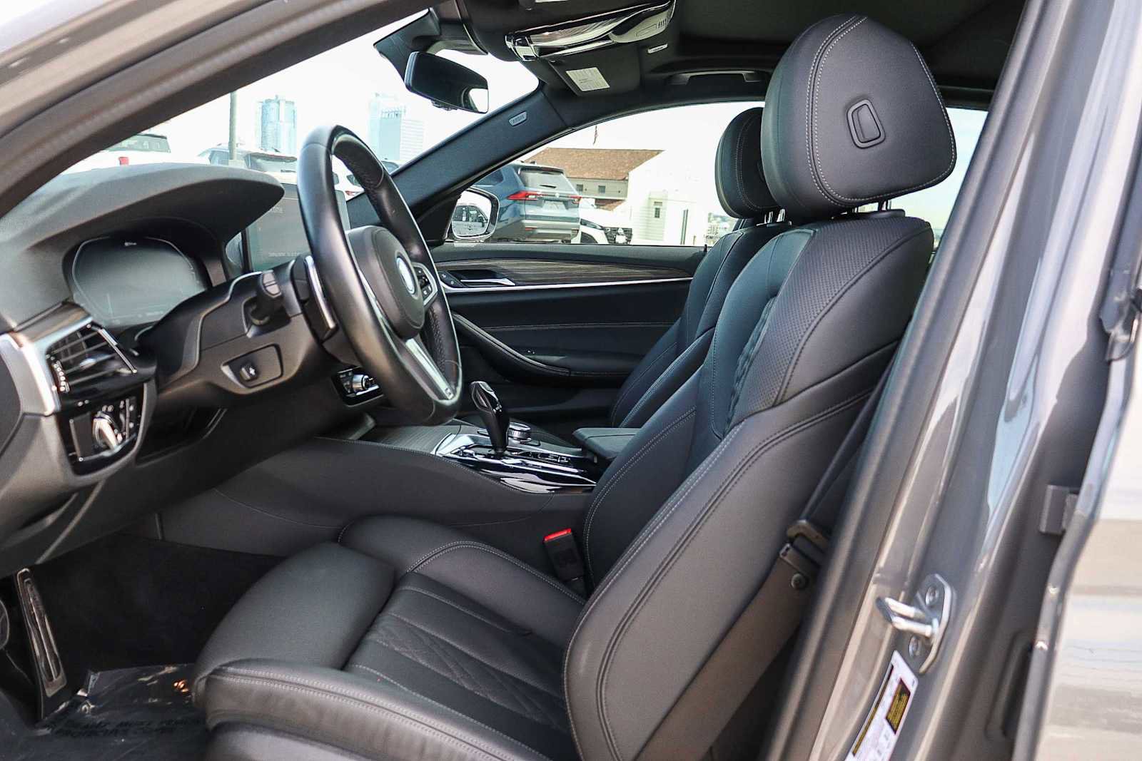 Used 2022 BMW 530e w/ M Sport Package image 24