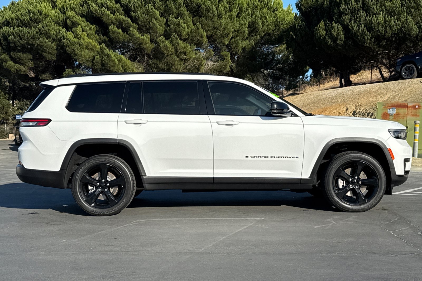 Used 2023 Jeep Grand Cherokee L Laredo AWD/4WD image 3