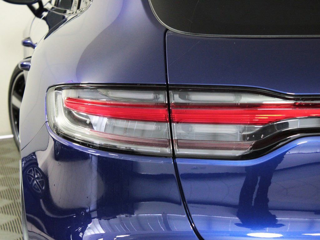 Certified 2025 Porsche Macan image 12