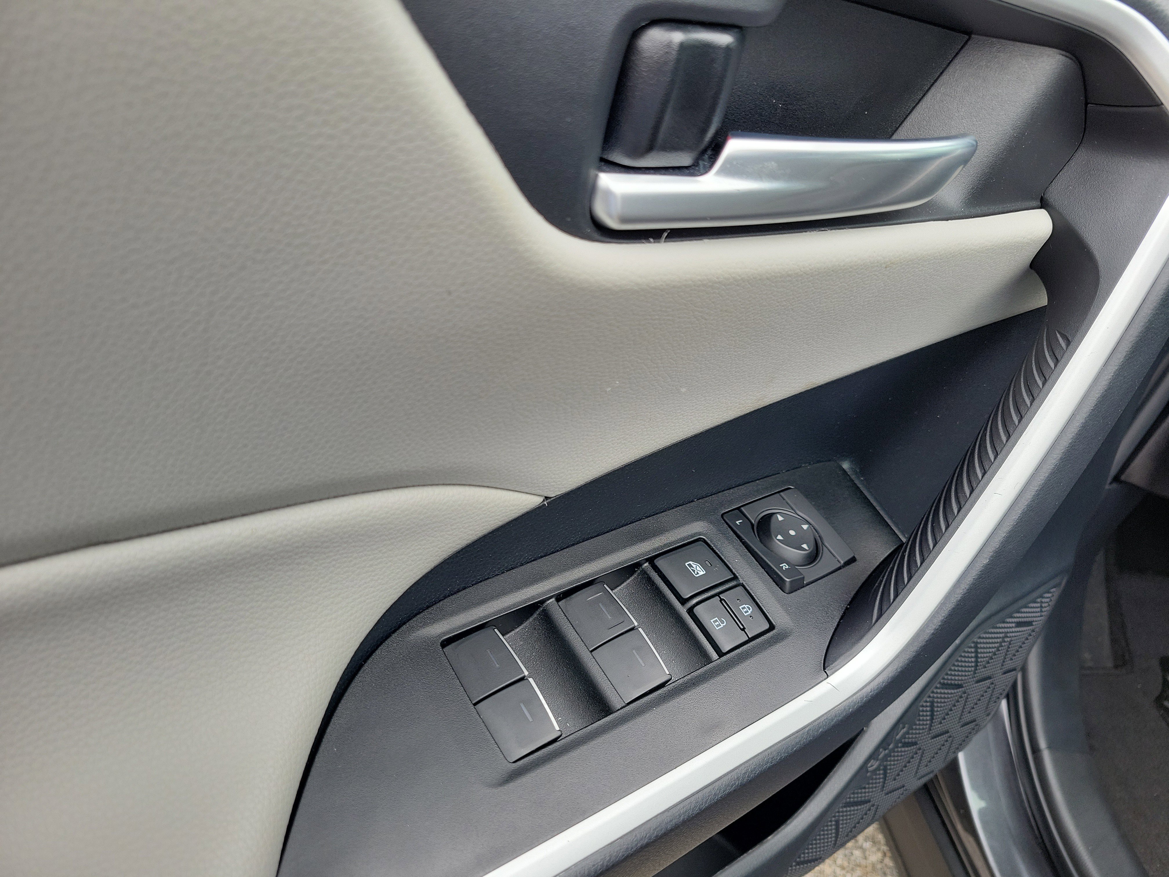 Used 2025 Toyota RAV4 XLE w/ Convenience Package image 25