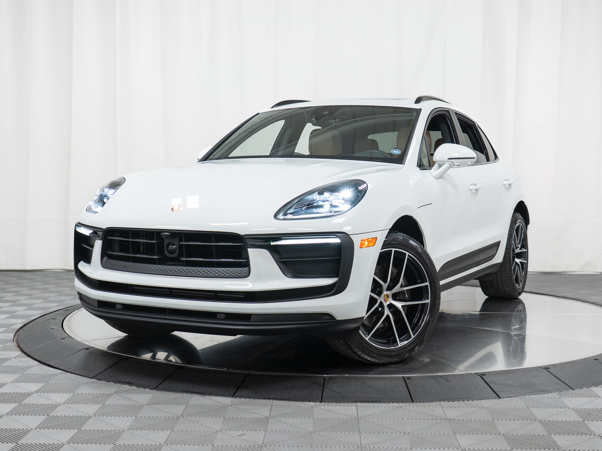 Certified 2022 Porsche Macan AWD/4WD image 31