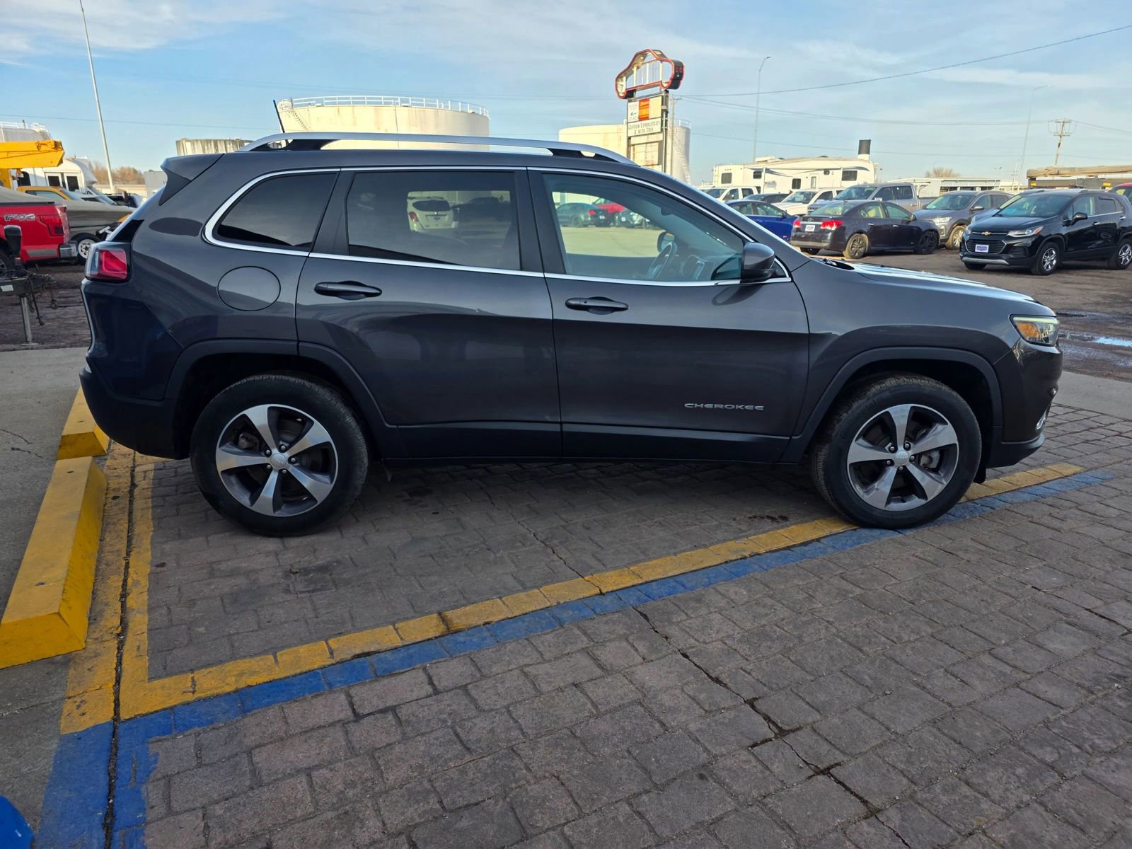 Used 2019 Jeep Cherokee Limited image 3