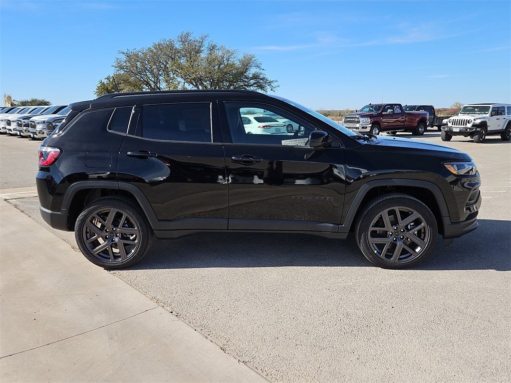 New 2026 Jeep Compass Latitude image 8