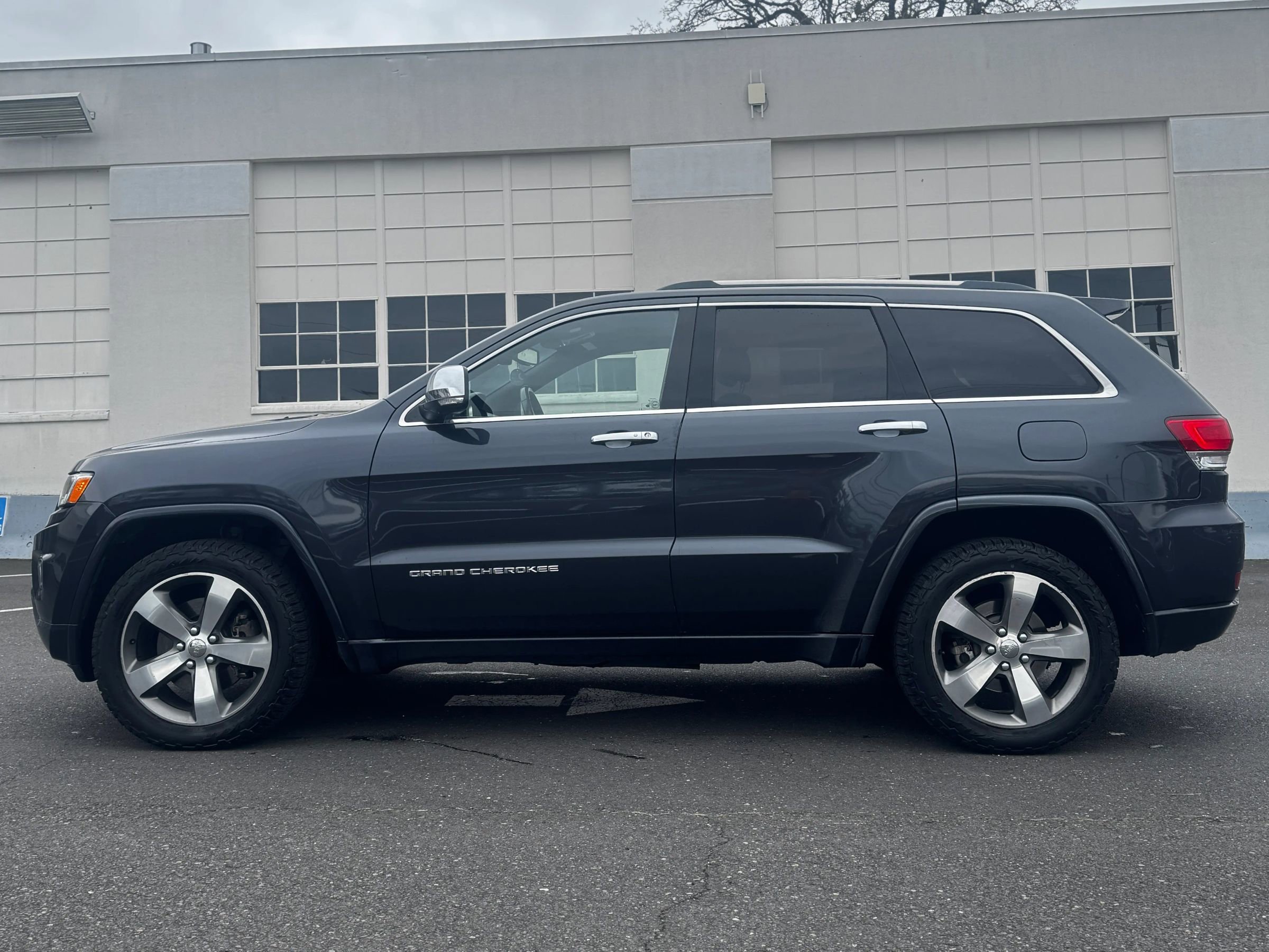 Used 2014 Jeep Grand Cherokee Overland image 4
