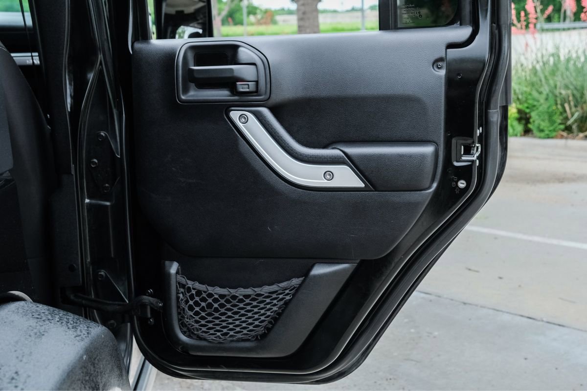 Used 2014 Jeep Wrangler Unlimited Rubicon w/ Connectivity Group AWD/4WD image 34