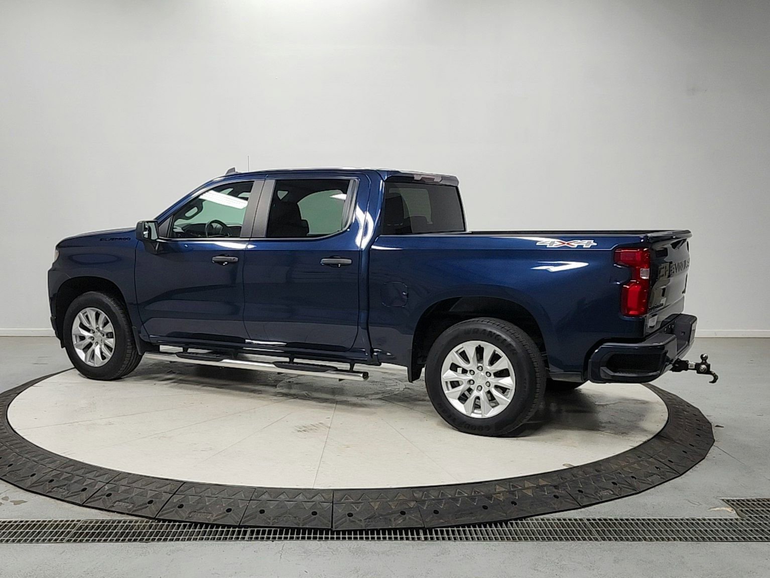 Used 2022 Chevrolet Silverado 1500 Custom w/ LPO, Dark Essentials Package AWD/4WD image 5