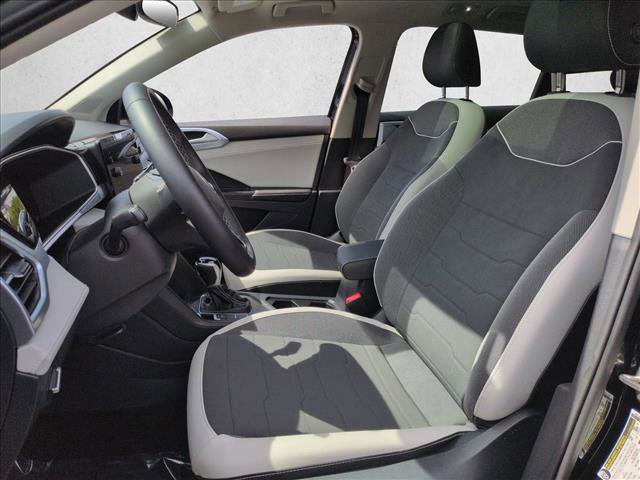 Used 2025 Volkswagen Taos SE w/ Panoramic Sunroof Package FWD image 17