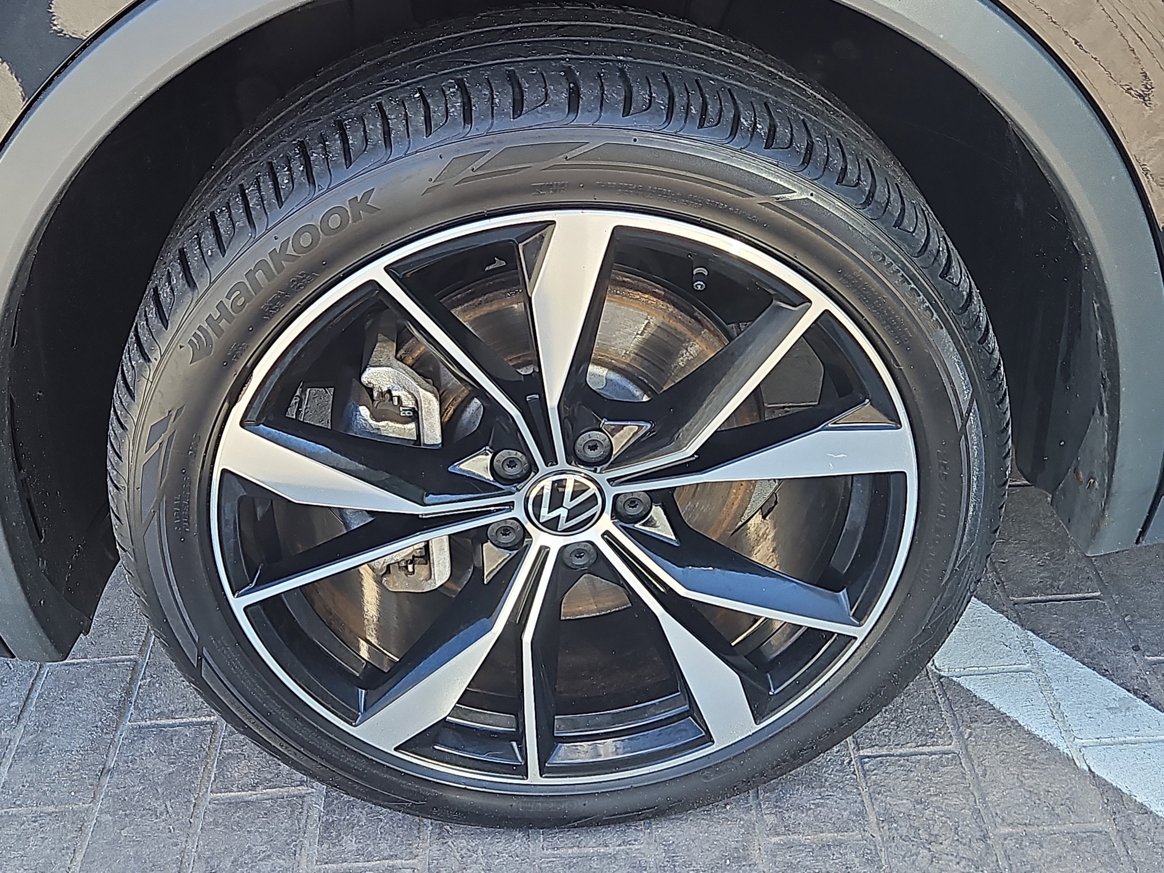 Used 2022 Volkswagen Tiguan SEL R-Line image 4