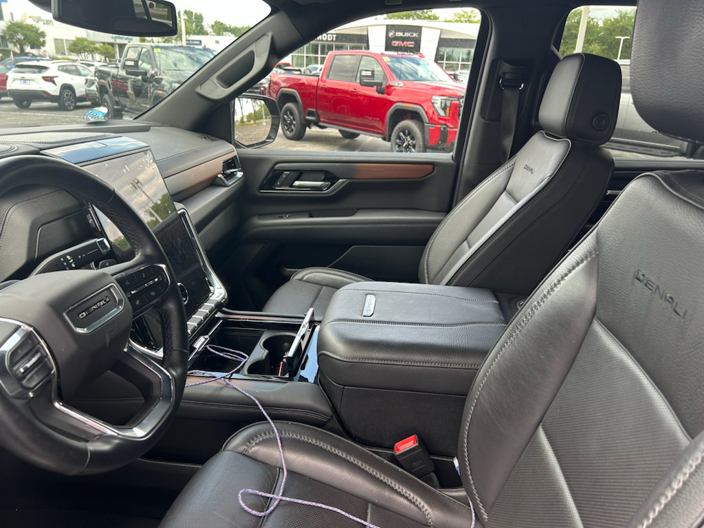 Used 2025 GMC Yukon Denali AWD/4WD image 9
