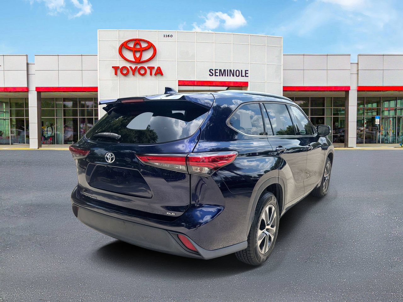 Used 2021 Toyota Highlander XLE FWD image 3