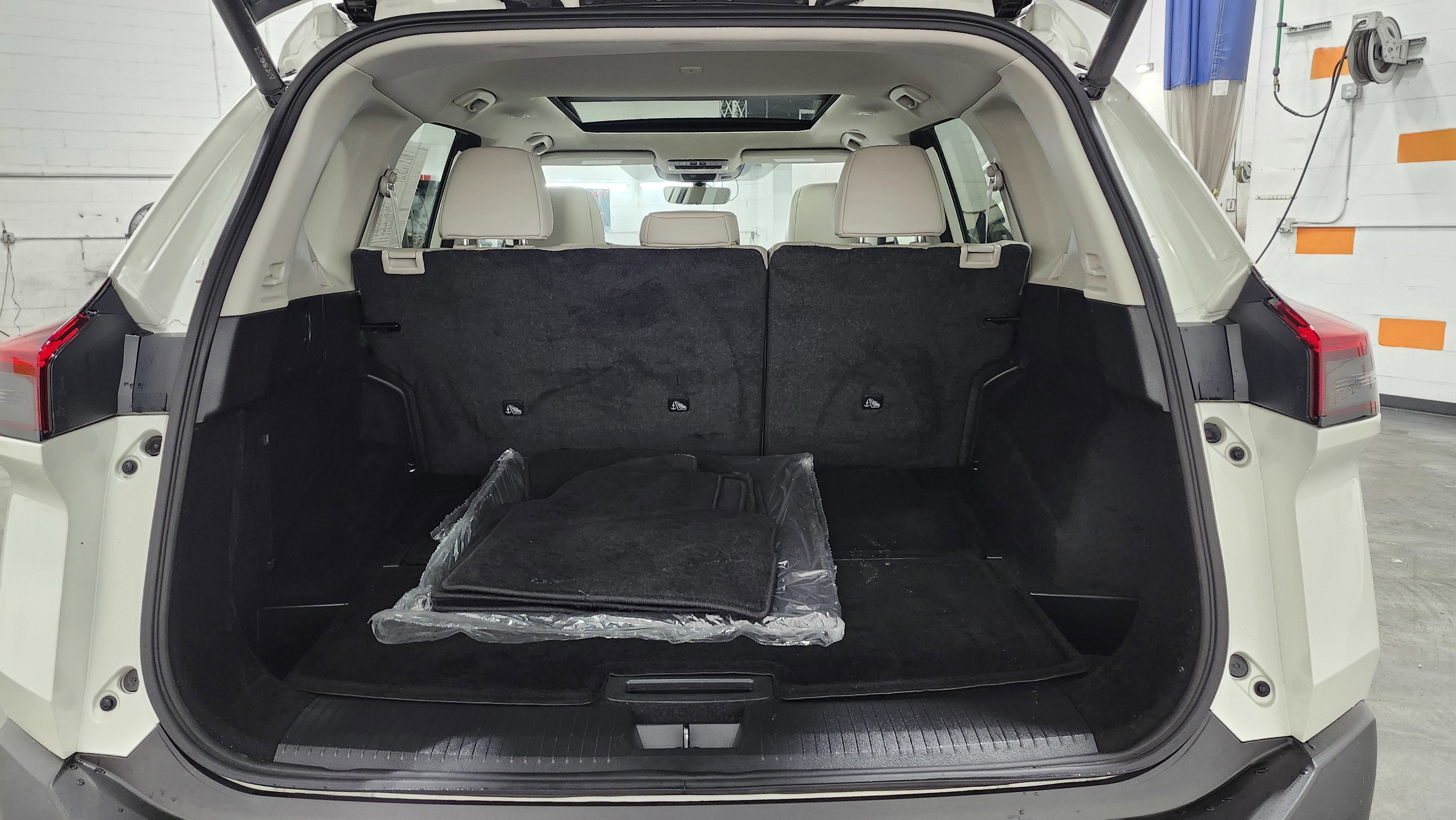 Used 2023 Nissan Rogue SL w/ SL Premium Package image 25