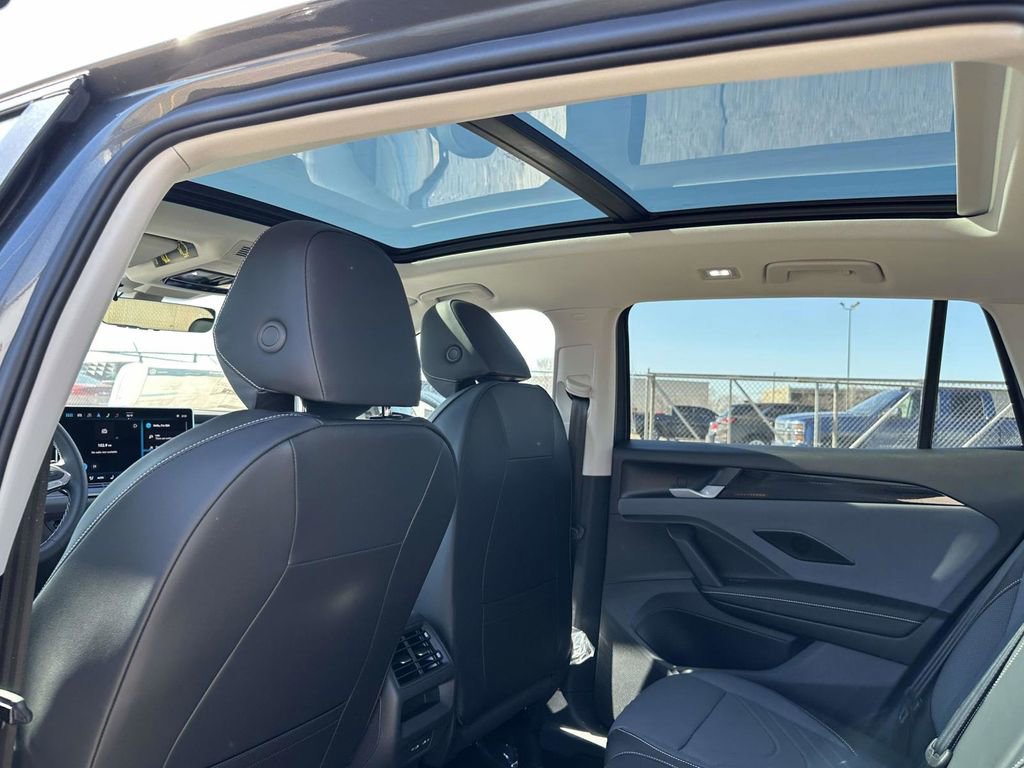 New 2025 Volkswagen Tiguan SE image 13