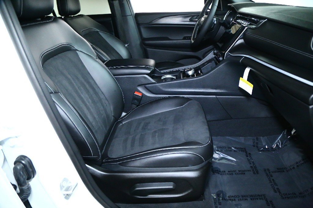 Used 2025 Jeep Grand Cherokee Altitude image 34