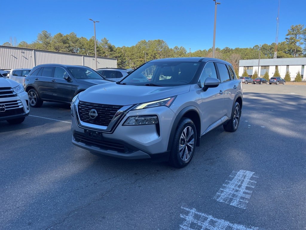 Used 2023 Nissan Rogue SV image 2