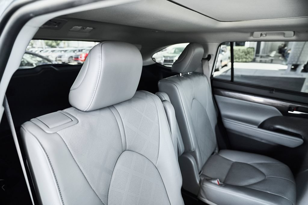 Used 2022 Toyota Highlander Platinum FWD image 40