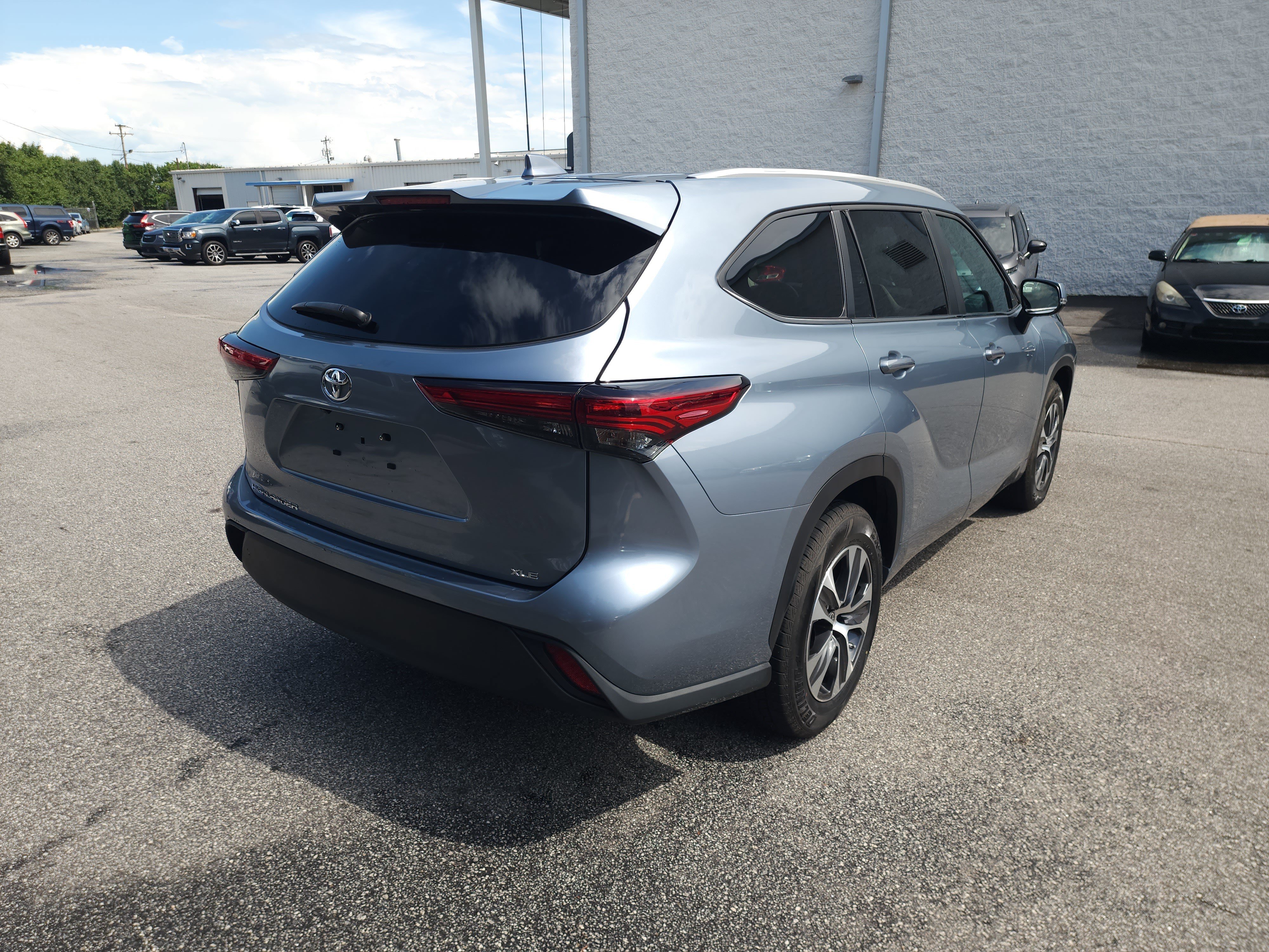 Used 2023 Toyota Highlander XLE FWD image 4