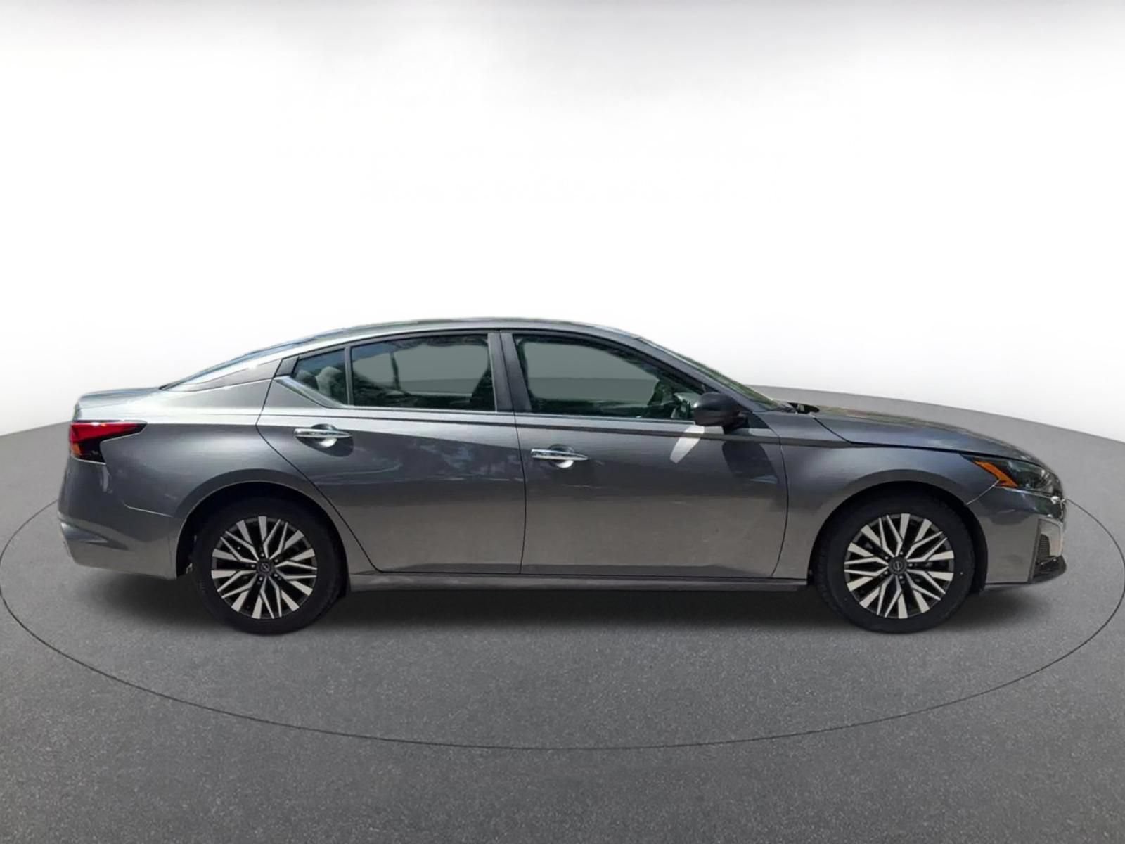 Used 2025 Nissan Altima 2.5 SV FWD image 16