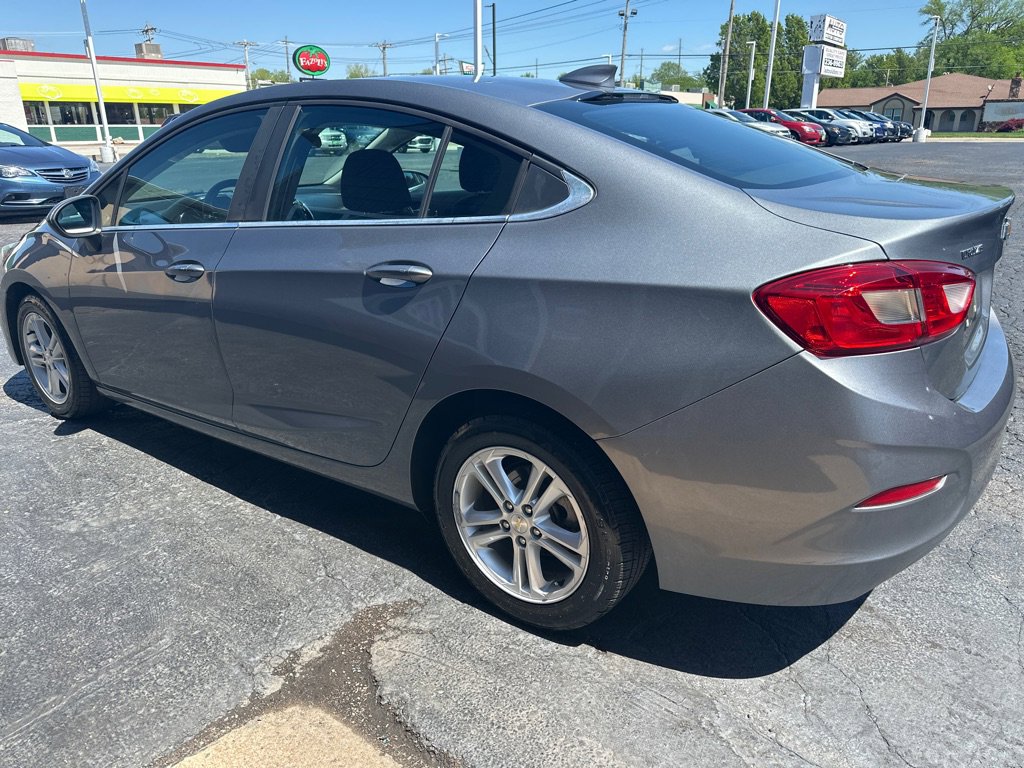 Used 2018 Chevrolet Cruze LT w/ Convenience Package FWD image 3