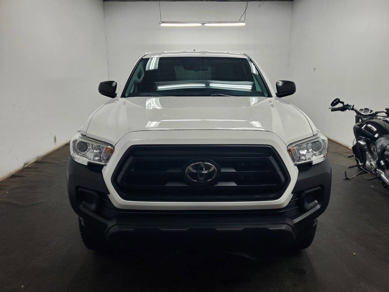 Used 2022 Toyota Tacoma SR image 2