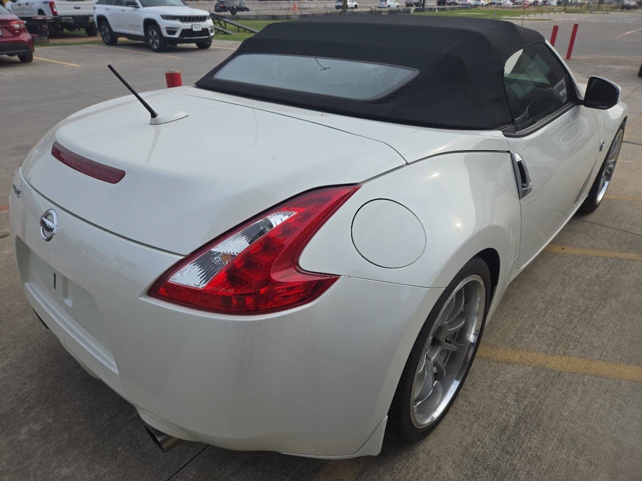 Used 2016 Nissan 370Z Touring RWD image 4