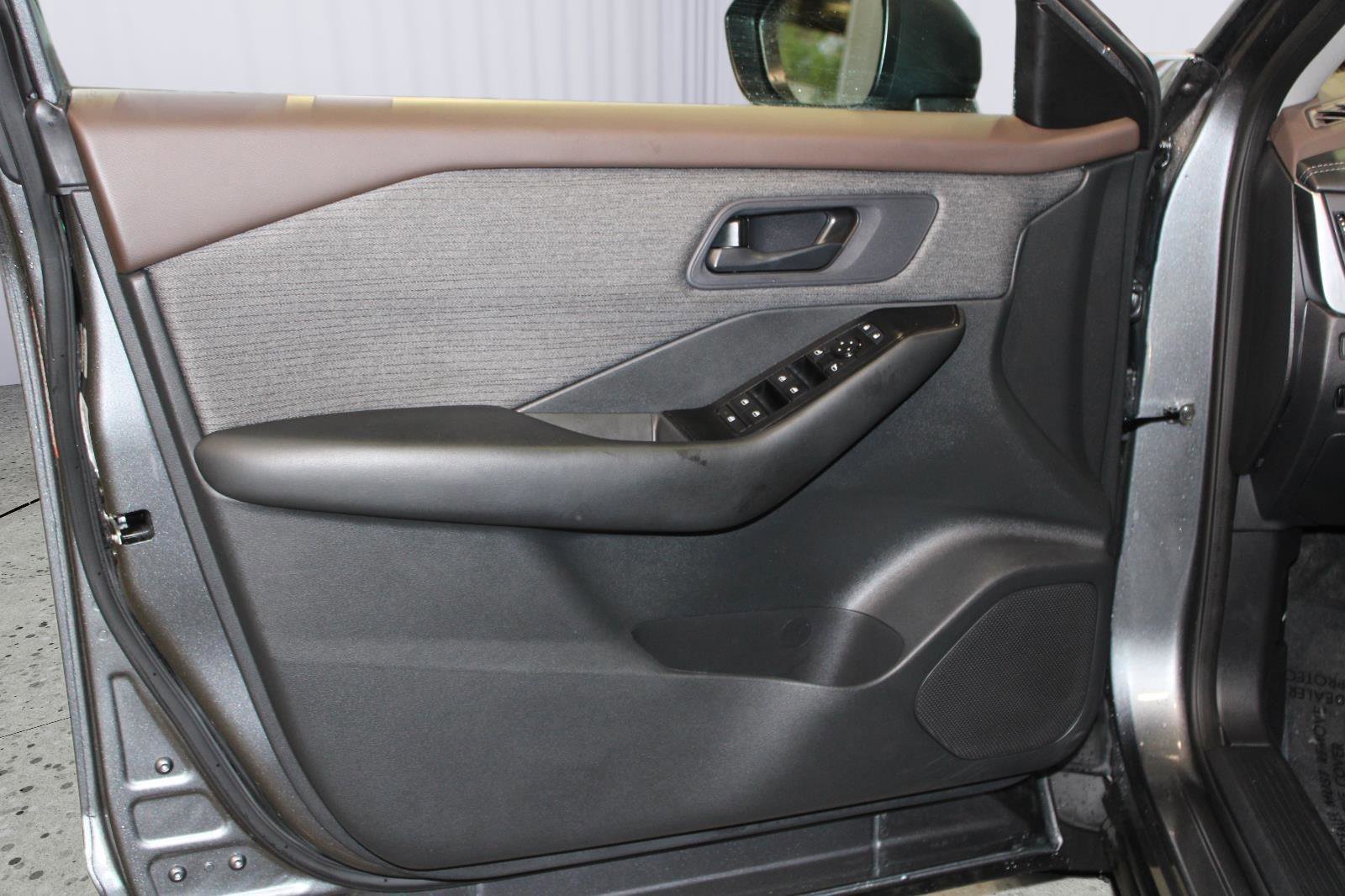 Used 2023 Nissan Rogue S image 40