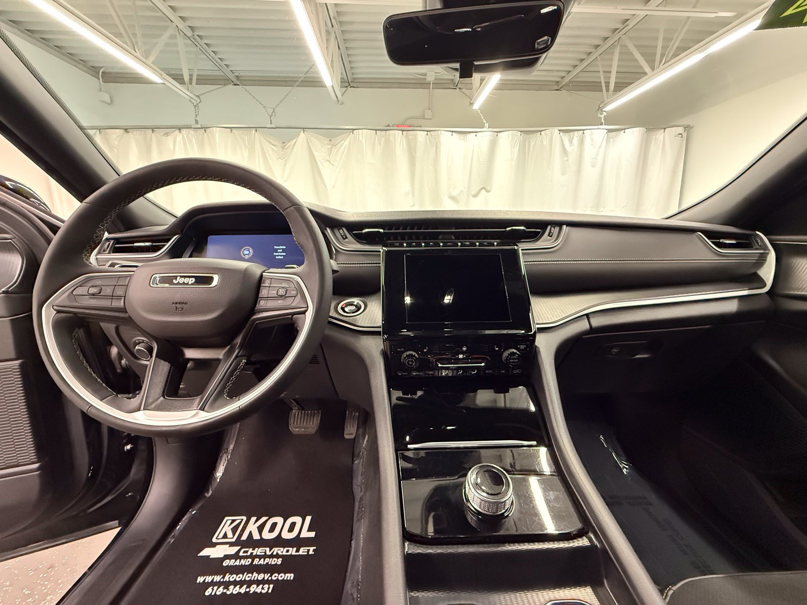 Used 2025 Jeep Grand Cherokee Altitude AWD/4WD image 17