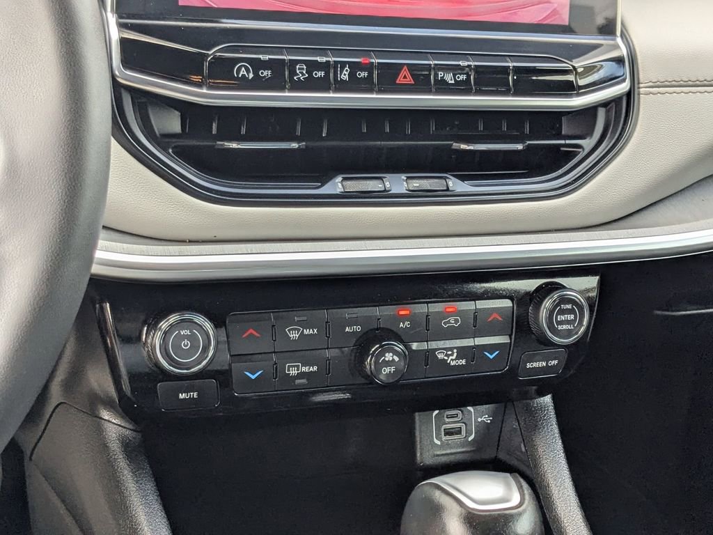 Used 2025 Jeep Compass Limited image 16