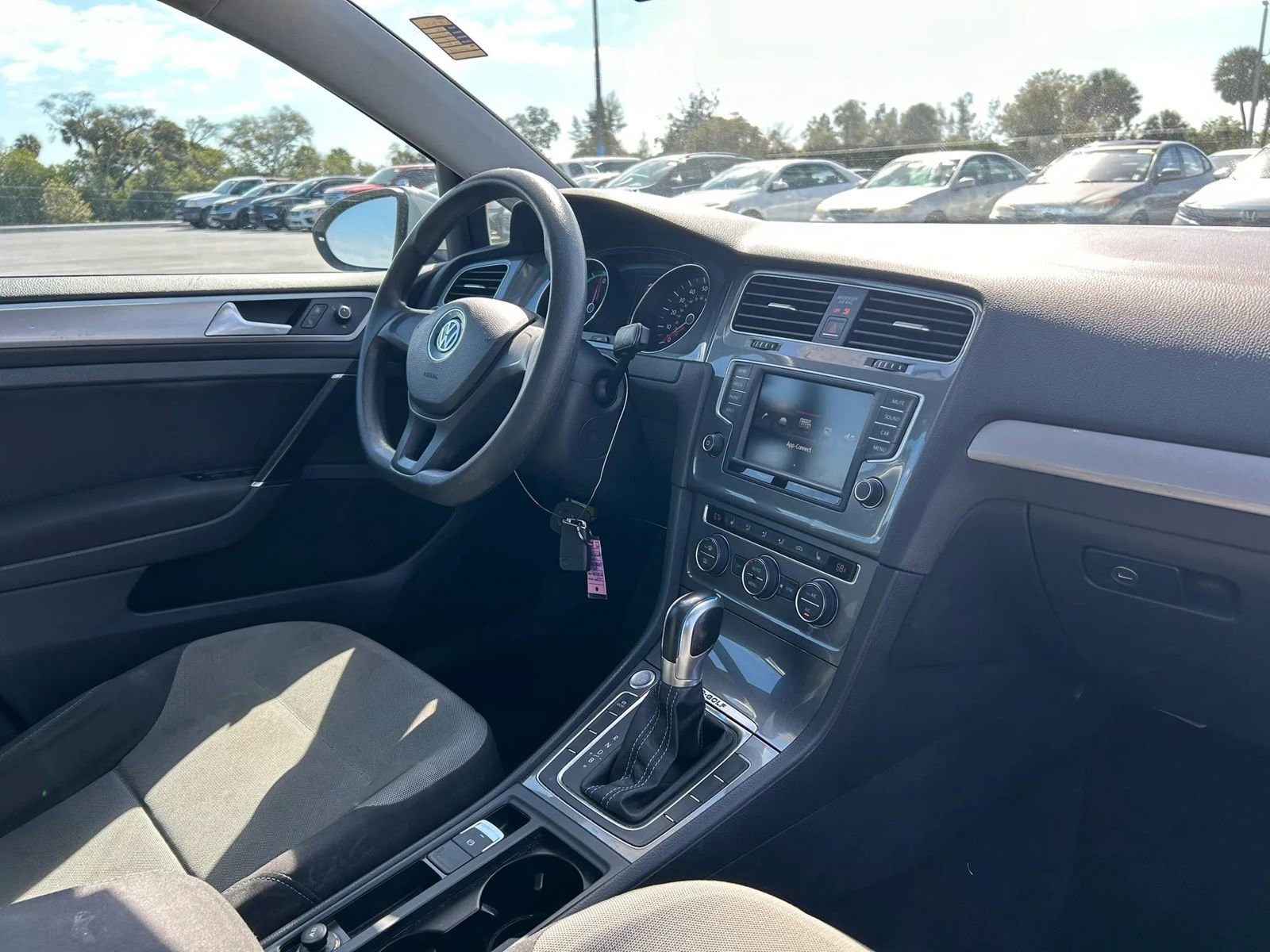 Used 2016 Volkswagen e-Golf SE FWD image 20