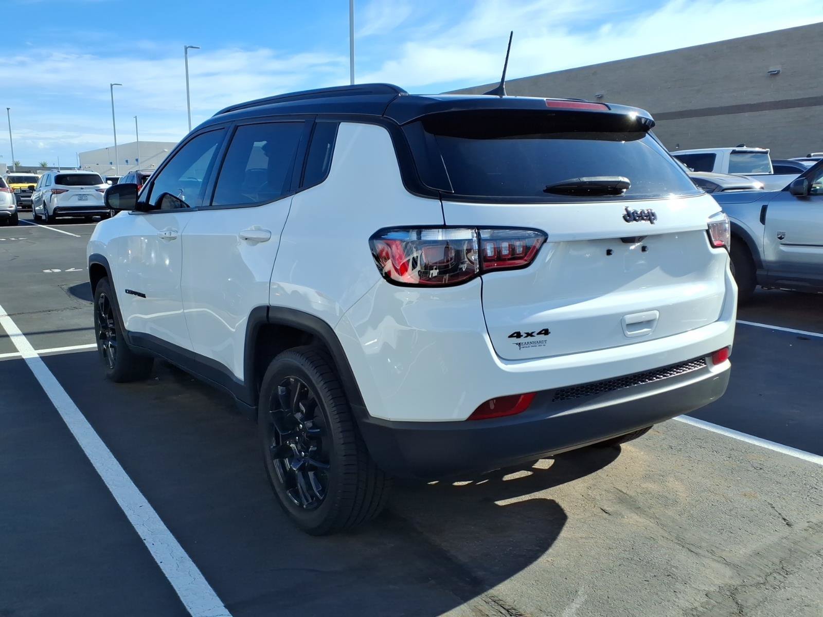 Used 2023 Jeep Compass Latitude w/ Convenience Group AWD/4WD image 3