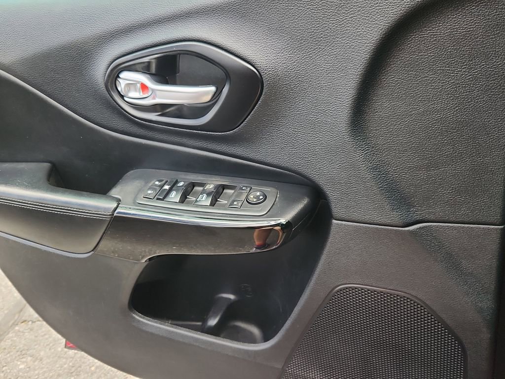 Used 2021 Jeep Cherokee Latitude Plus image 8