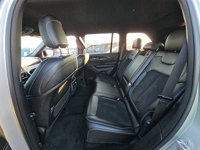 Used 2025 Jeep Grand Cherokee Altitude AWD/4WD image 12