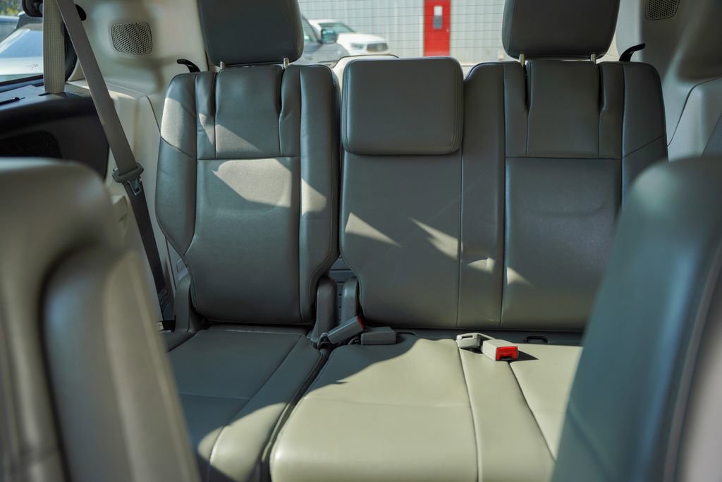 Used 2013 Volkswagen Routan SE FWD image 13