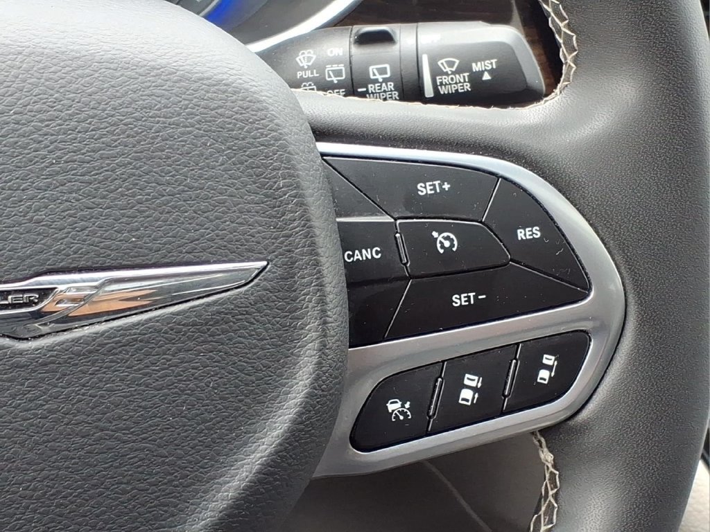 Used 2024 Chrysler Pacifica Limited FWD image 12