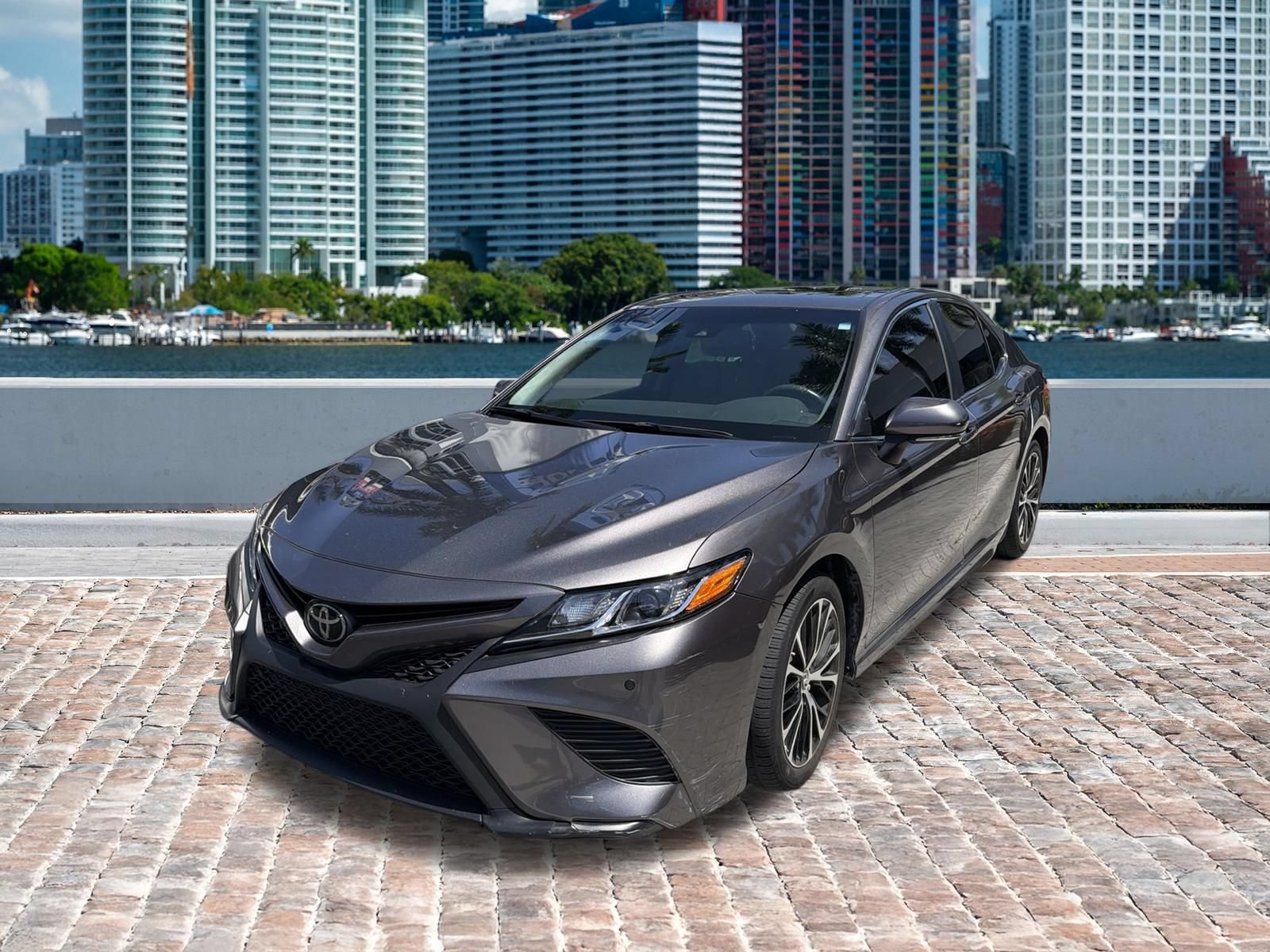 Used 2018 Toyota Camry SE w/ Moonroof Package FWD image 3