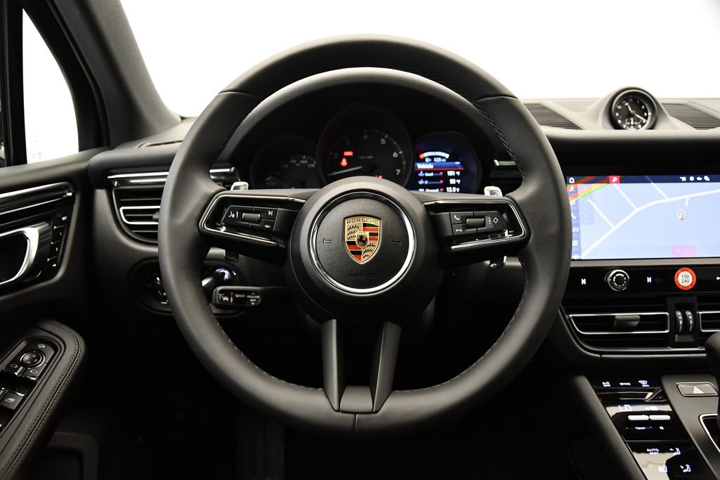 Used 2025 Porsche Macan image 21