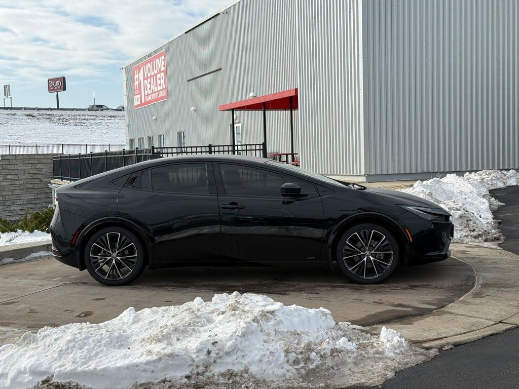 Used 2025 Toyota Prius XLE video 2