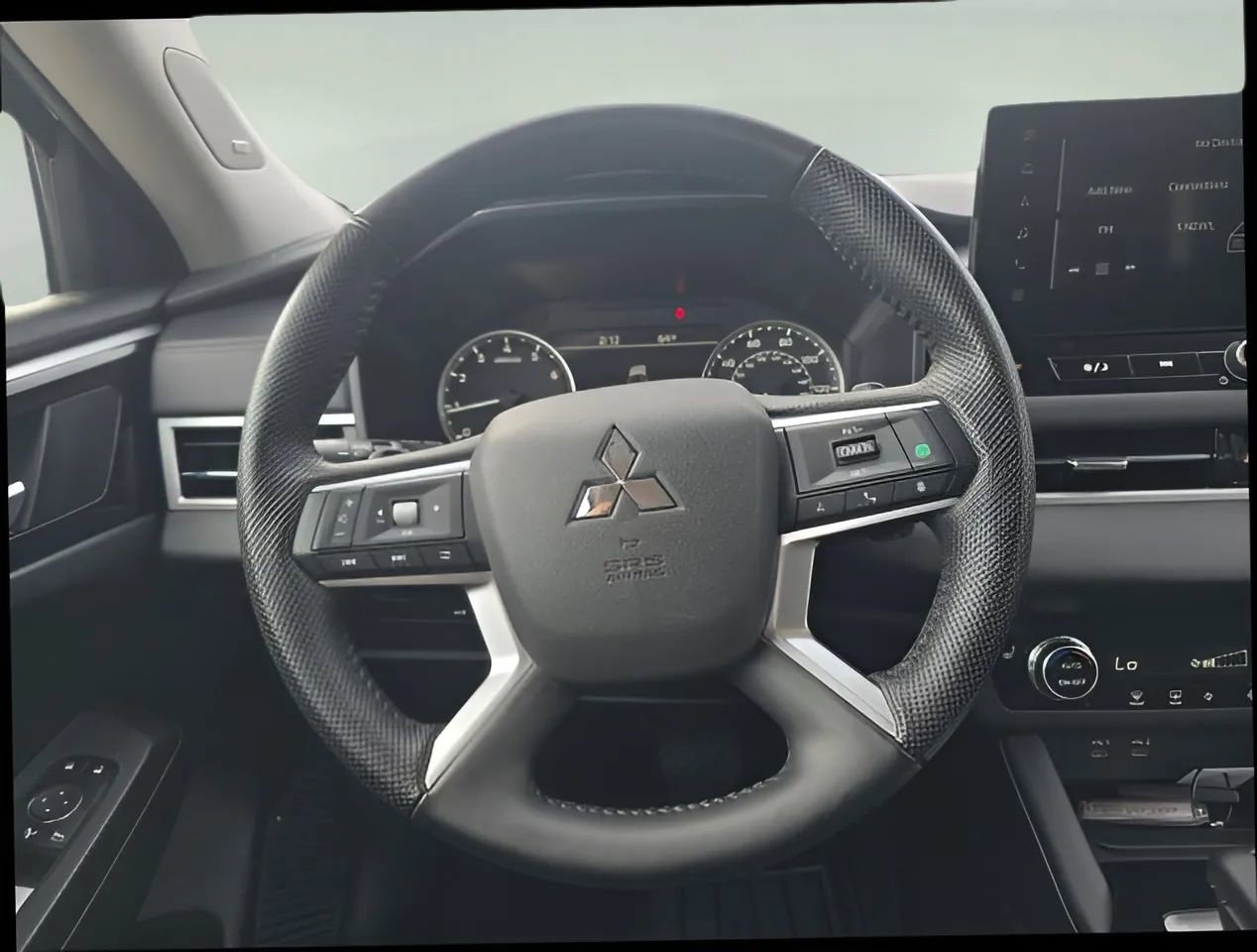 Used 2025 Mitsubishi Outlander SE image 17